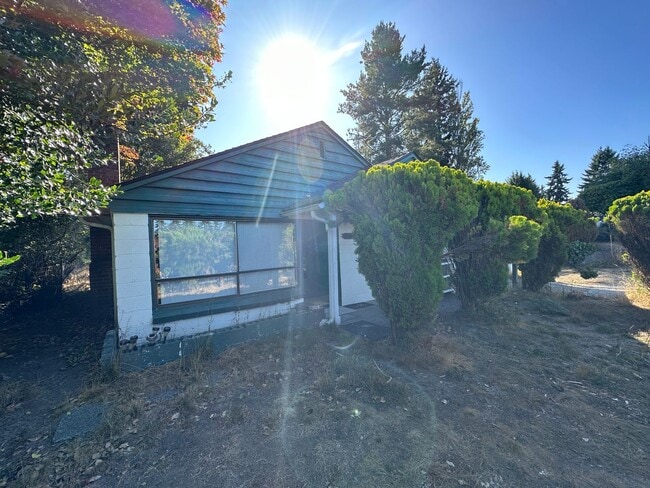 Building Photo - Freshly Updated & Move-In Ready