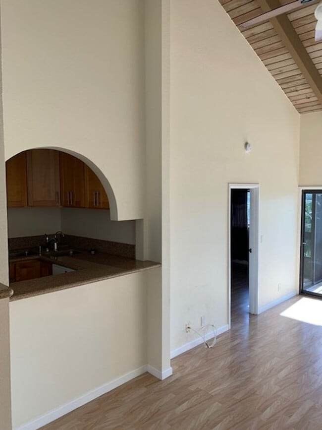 Building Photo - Quiet Mountain View Unit $2,900 2bd, 2ba, ...