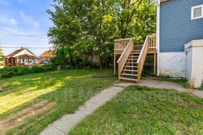 Building Photo - 3042 Cottage Grove Ave