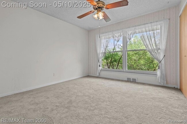 Building Photo - 25152 Fairway Dr