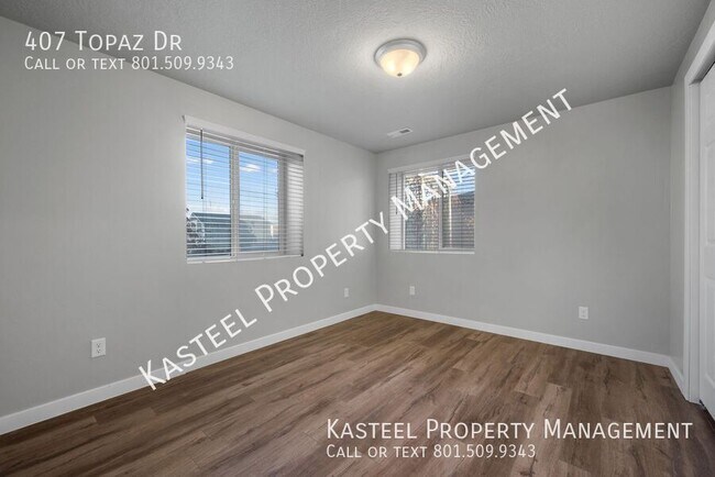 Building Photo - 407 Topaz Dr