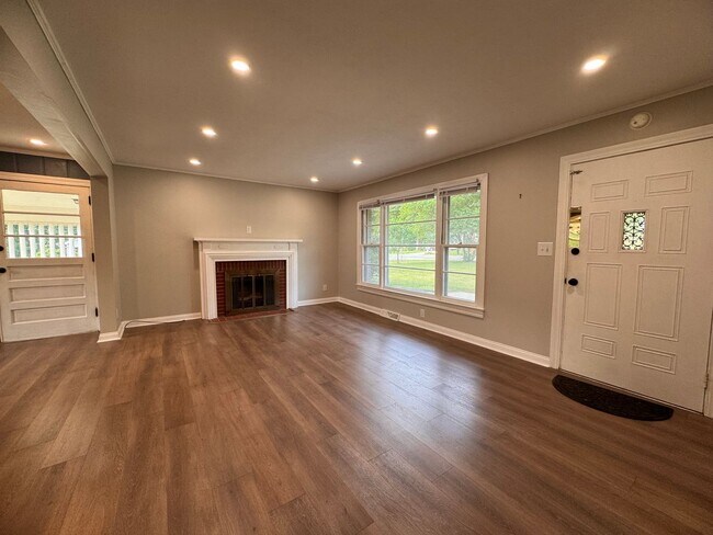 Building Photo - 3BR 1.5BA Brick Ranch in Lexington