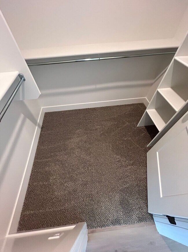 Building Photo - Freshly Updated Townhome with Walk-In Clos...