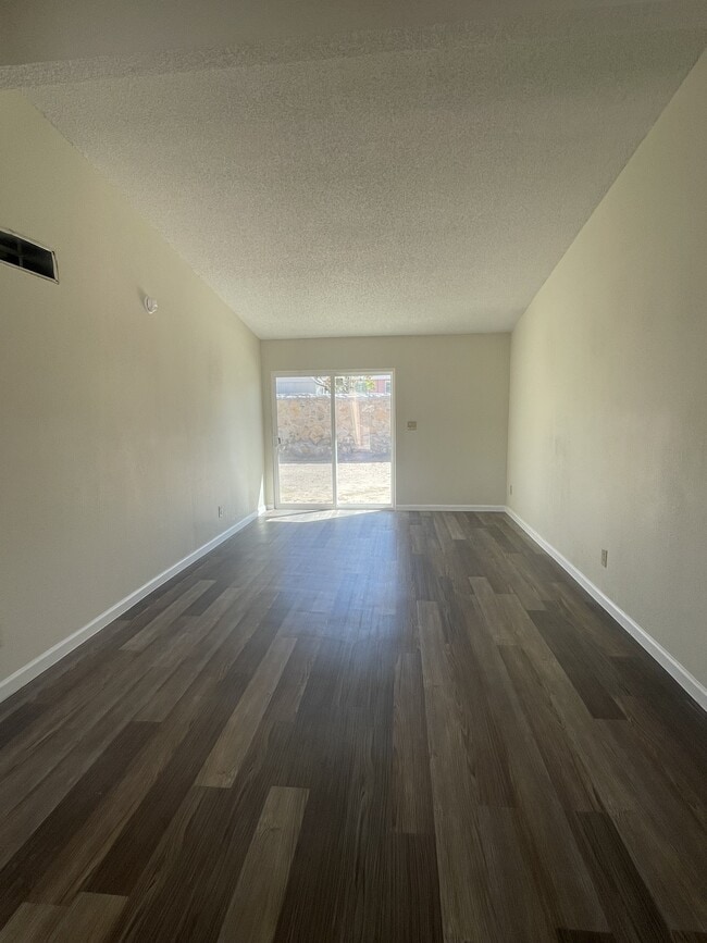 Building Photo - 866 Barandal Dr