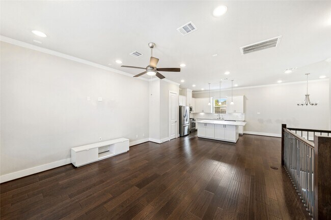 Building Photo - 420 W 28th St