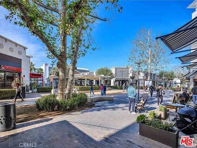 Building Photo - 5565 Canoga Ave
