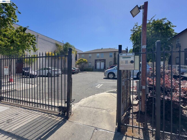 Building Photo - 2716 Adeline St
