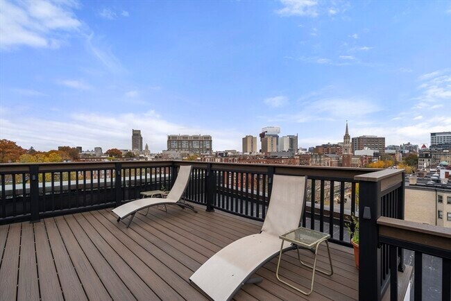 Building Photo - 1011 Beacon St