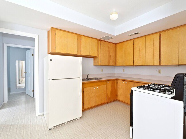 Building Photo - 721 Crown Dr