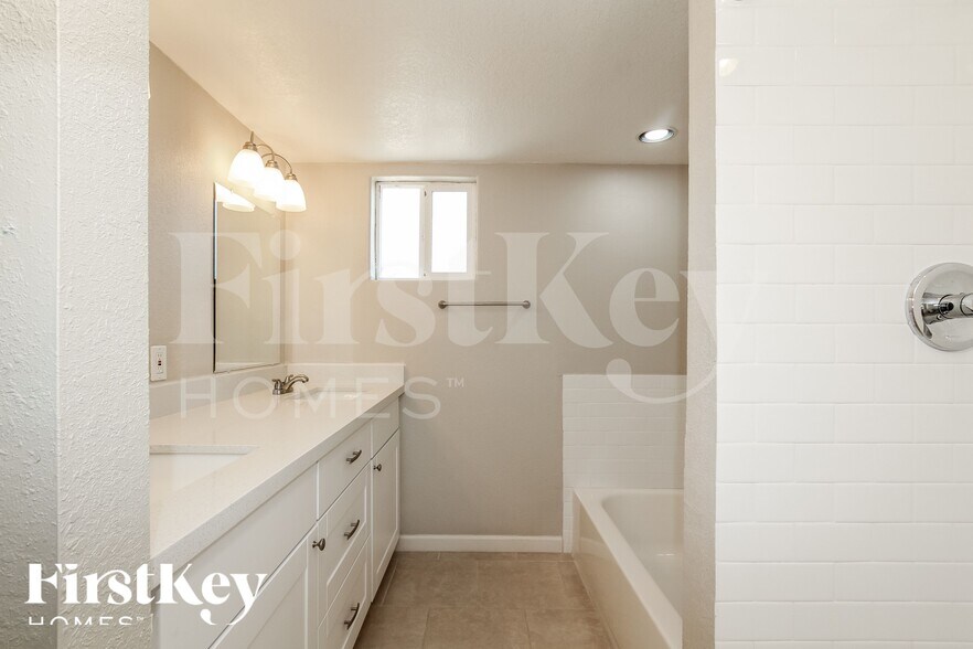 Building Photo - 4138 E Bluefield Ave