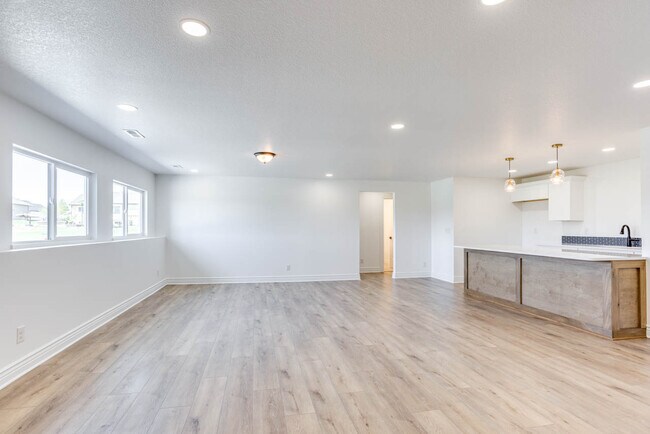 Building Photo - 464 S Stoney Crk St
