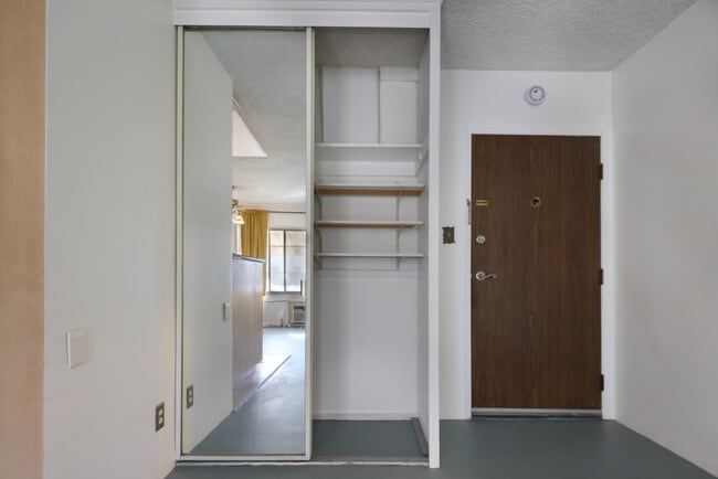 Building Photo - 250 Linden Ave