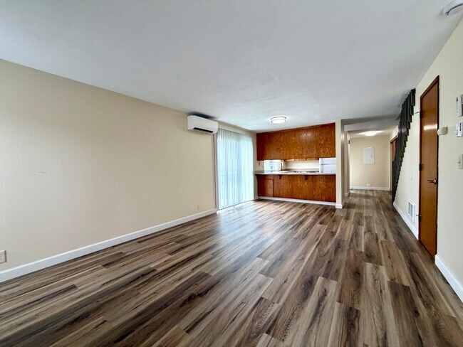 Building Photo - 3 Bed 1.5 Bath Townhouse In Garden Home~ A/C~ Wood Burning Fireplace~ Washer/Dryer Hook-Ups~ Off ...