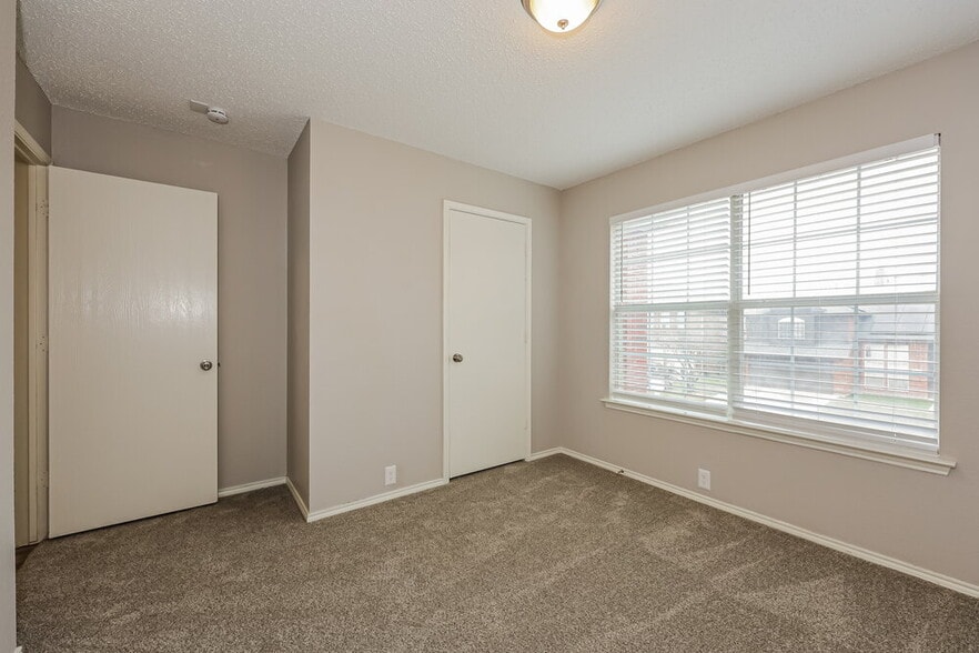 Building Photo - 6736 Meadowcrest Dr