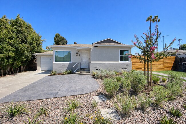 Building Photo - 5BD/3BA, Private Fenced Yard!! (Lease out, pending signatures. Check back in a few days!)