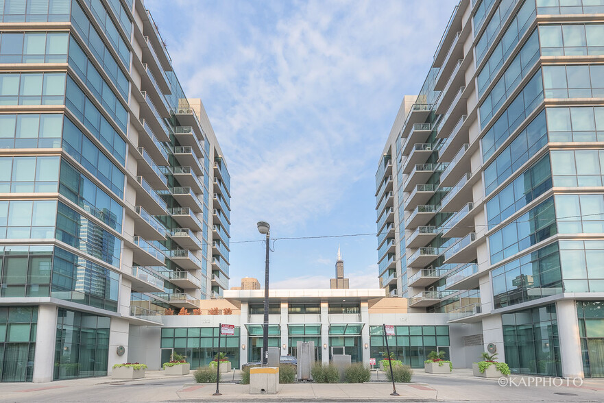 Building Photo - 125 S Green St