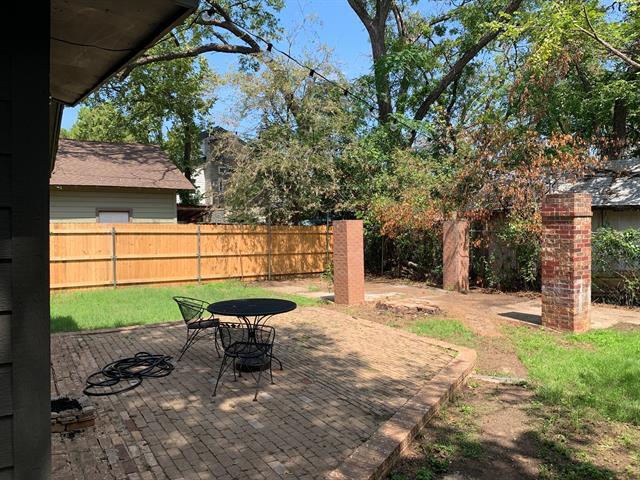 Building Photo - 701 N Pecan St