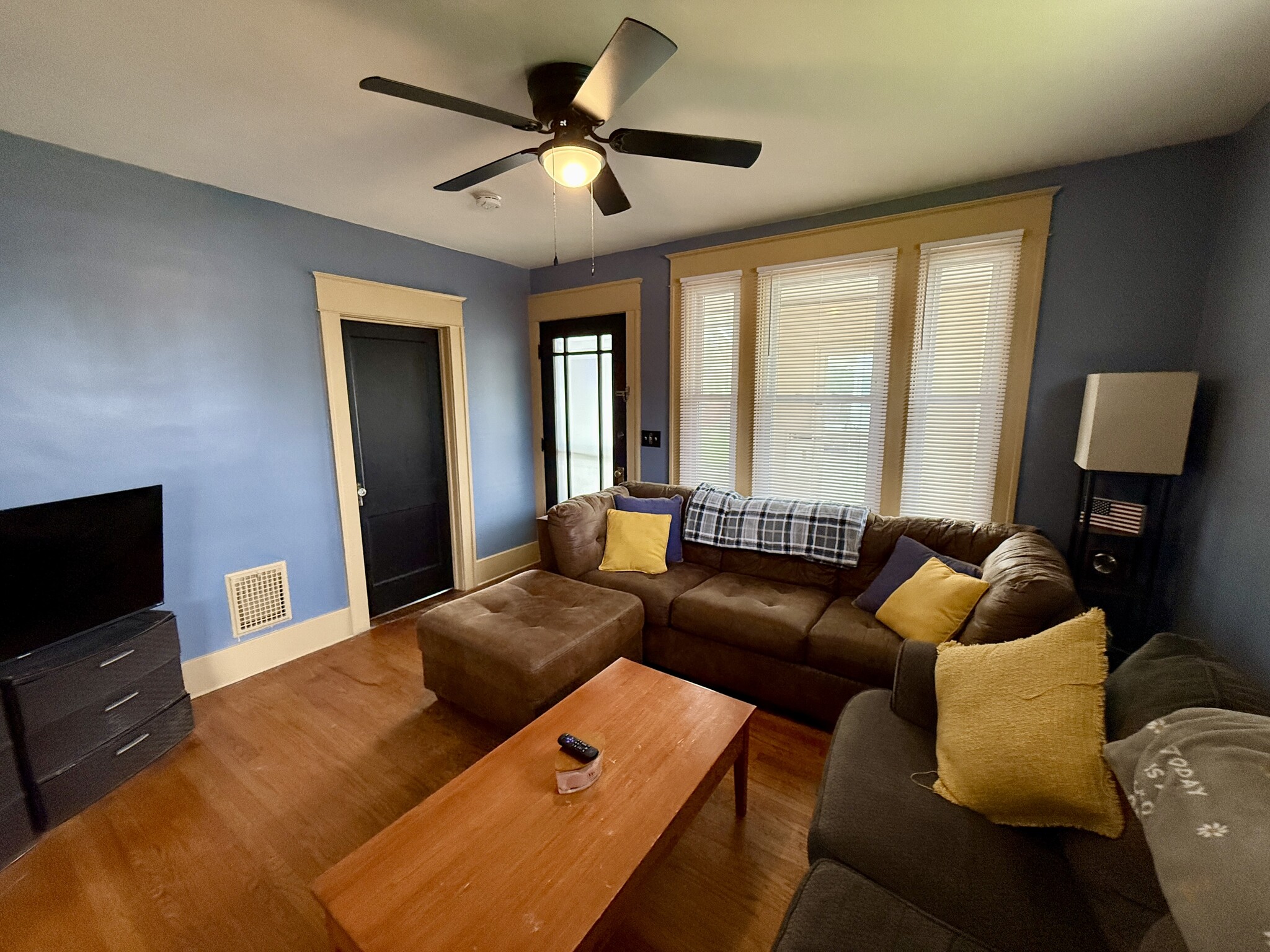 living room - 1005 Kellogg Ave