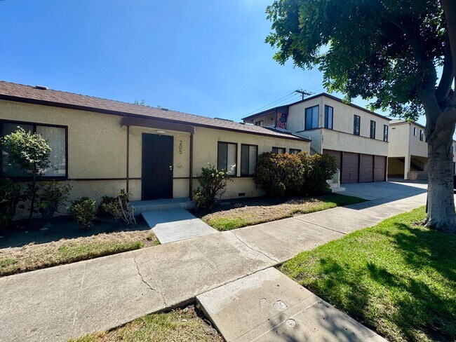 Building Photo - Spacious 2 bedroom, 2 bathroom
