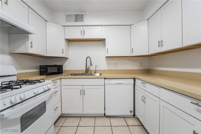 Building Photo - 4302 Lynnann