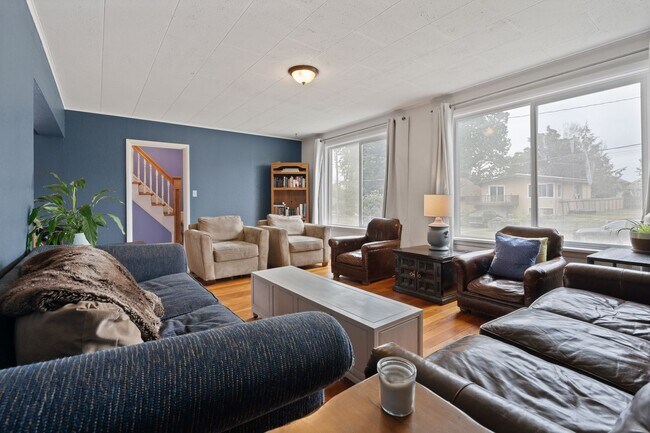 Building Photo - Spacious 4BR Turn-of-the-Century Charmer in the Heart of Bremerton!