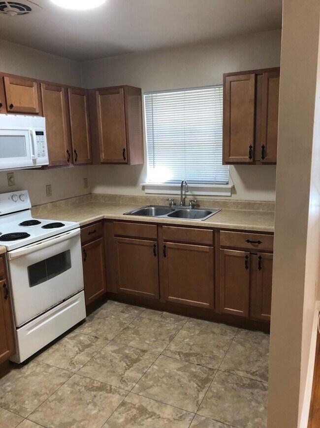 Building Photo - Great 2 BR 1 BA w/ Stack Washer/Dryer