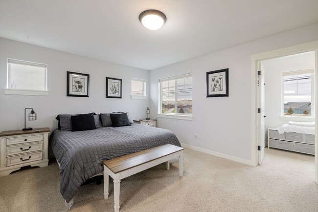 Building Photo - Charming Redmond Craftsman Retreat – Stylish 3-Bed, 3-Bath Home with Community Amenities