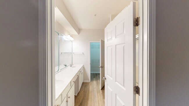 Building Photo - Recently updated condo in the heart of Bal...