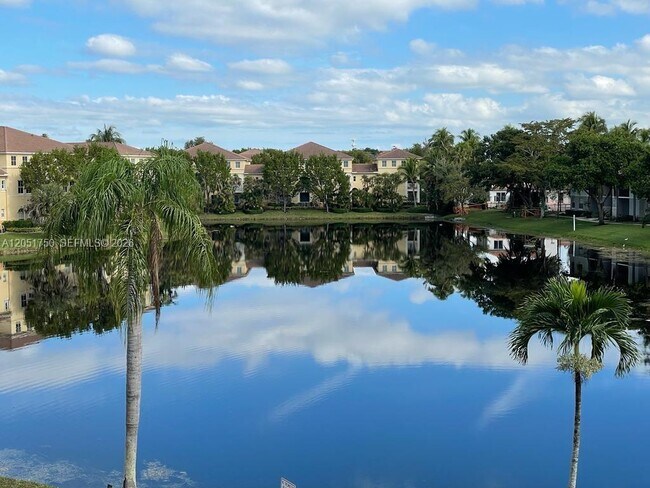 Building Photo - 250 Jacaranda Dr