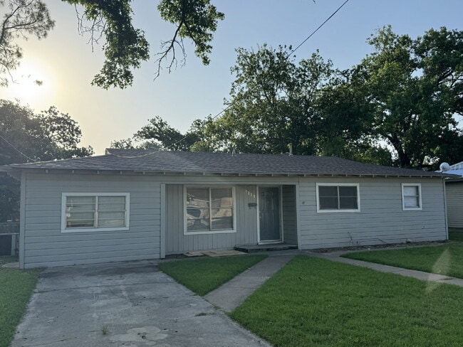 Primary Photo - 3 bedroom 1 bath in excellent location!