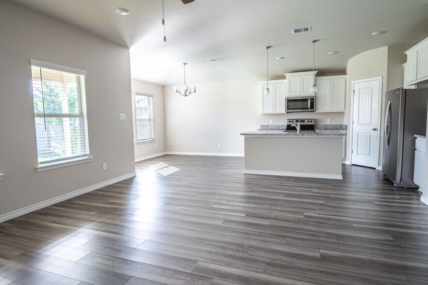 Building Photo - Beautiful 3 Bed/2 Bath Smart Home! Available for Immediate Move in!