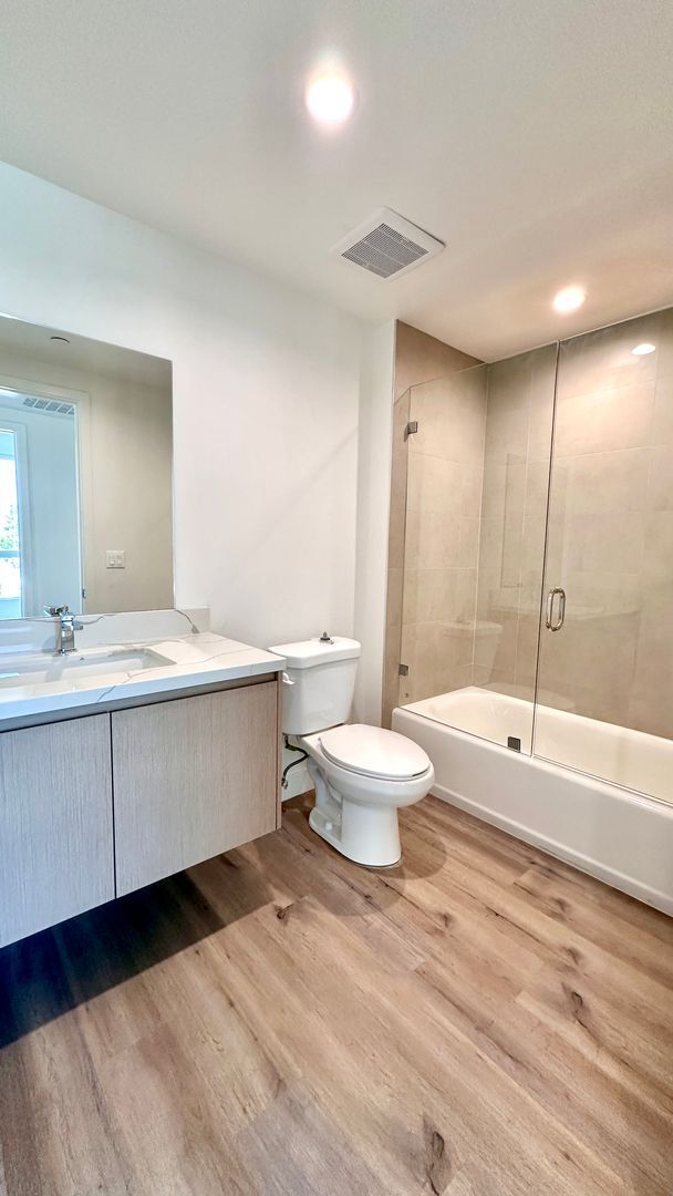 Building Photo - Top Floor 2-Bedroom with Quartz Counters &...