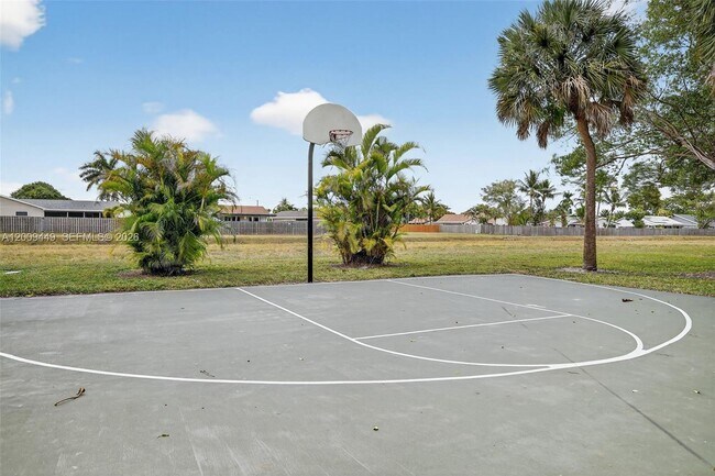 Building Photo - 9999 Summerbreeze Dr