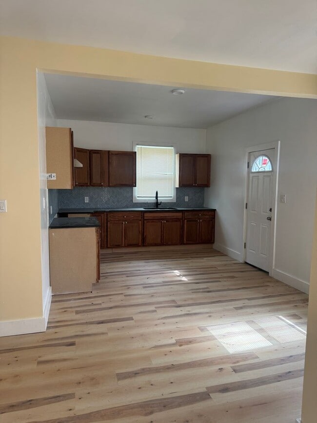 Building Photo - 4 Bedroom 1.5 home near downtown Detroit