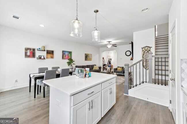 Building Photo - 5811 Calle Vis Dr