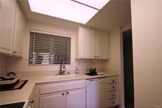 Building Photo - Large 1 Bed/1.5 Bath in Laguna Woods ( 55+ community)