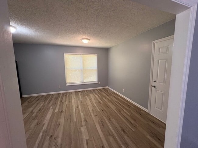 Building Photo - Recently Updated 3 Bedroom 1 Bath Home in ...