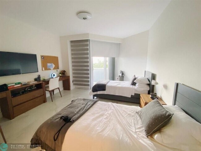 Building Photo - 9559 Collins Ave