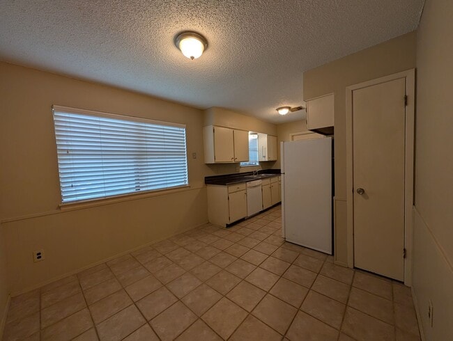 Building Photo - Location!! 1 Mile to Landa Park / Close to...