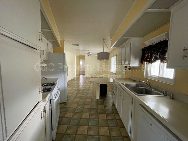 Building Photo - 21100 State St