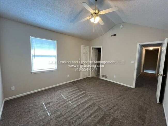 Building Photo - Spacious townhouse available for your July move-in!