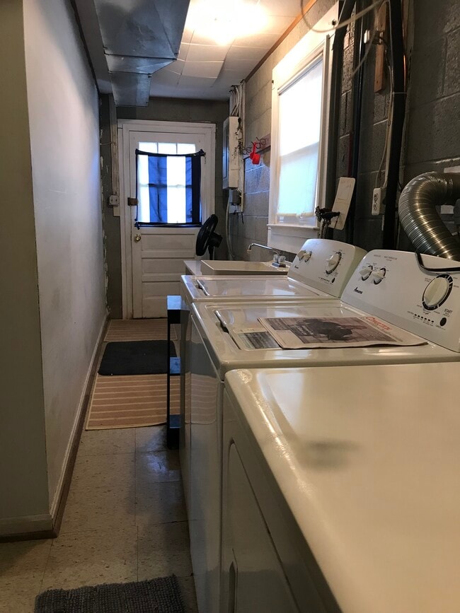 Building Photo - 5603 Lalos St