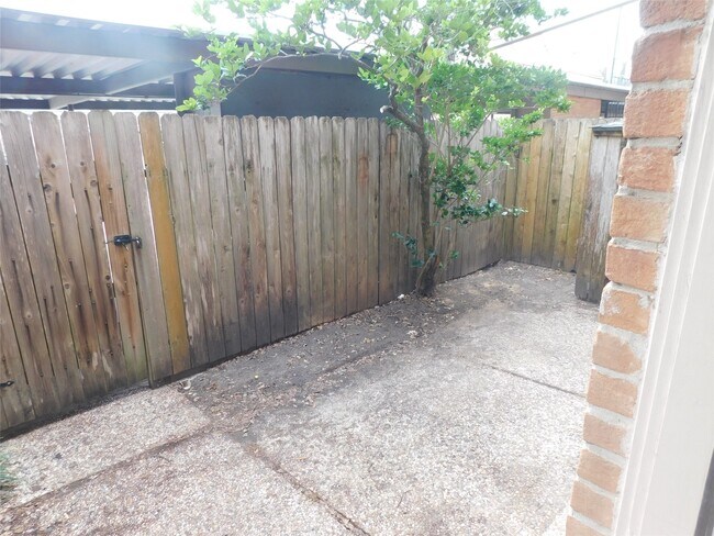 Building Photo - 472 N Post Oak Ln
