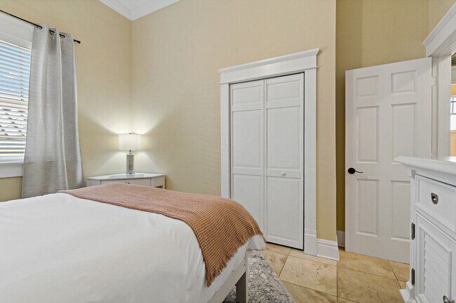 Building Photo - 611 S Orleans Ave