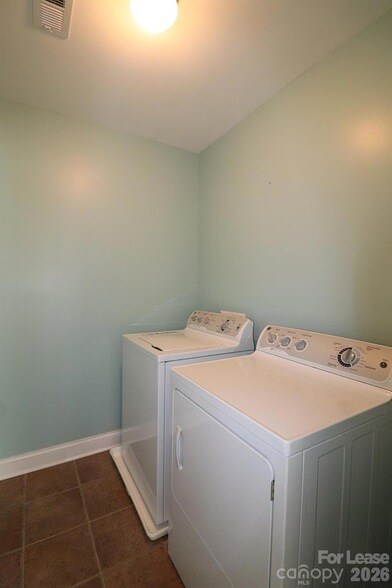 Building Photo - 2090 Shady Pond Dr
