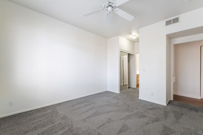 Building Photo - 2 bedroom remodeled condo in the Henderson...