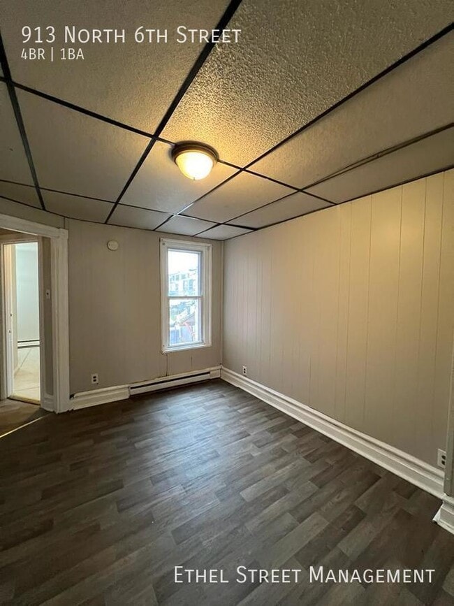 Building Photo - 913 N 6th St