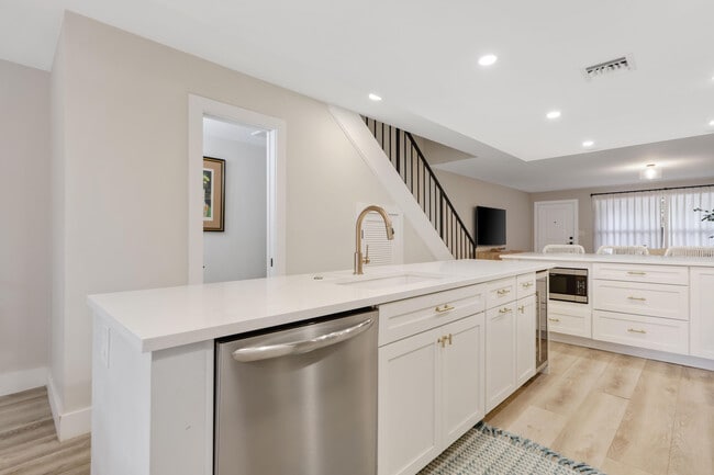 Building Photo - 6021 Bayview Dr