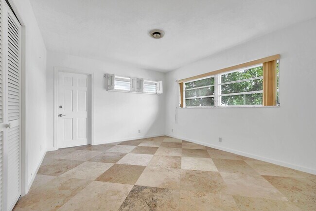 Building Photo - 2400 NE 36th St