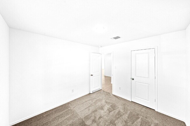 Building Photo - Charming 3-Bedroom Haven with 2 Full Baths